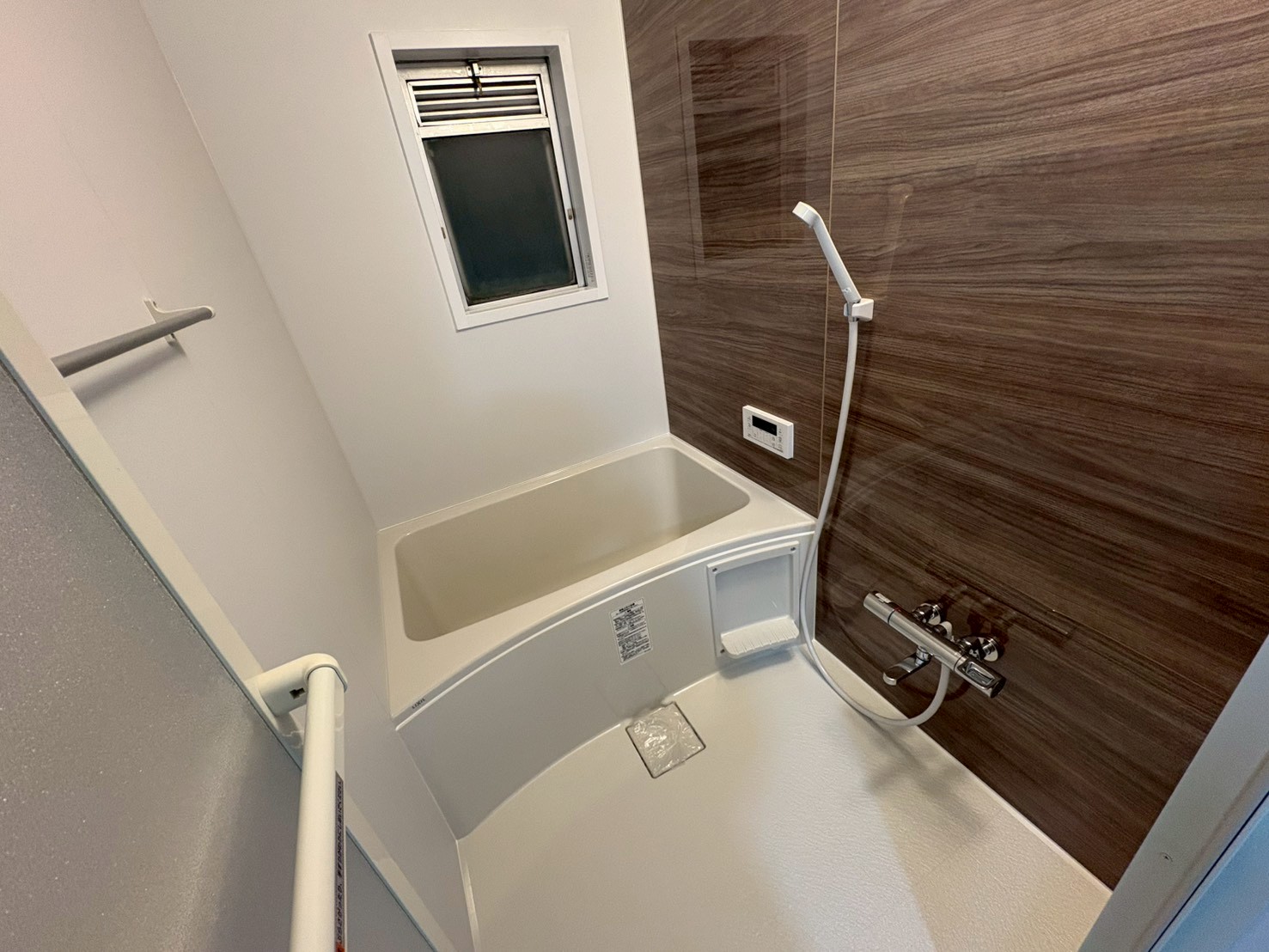 木目調のアクセントパネルがおしゃれな、清潔感のあるシステムバス。