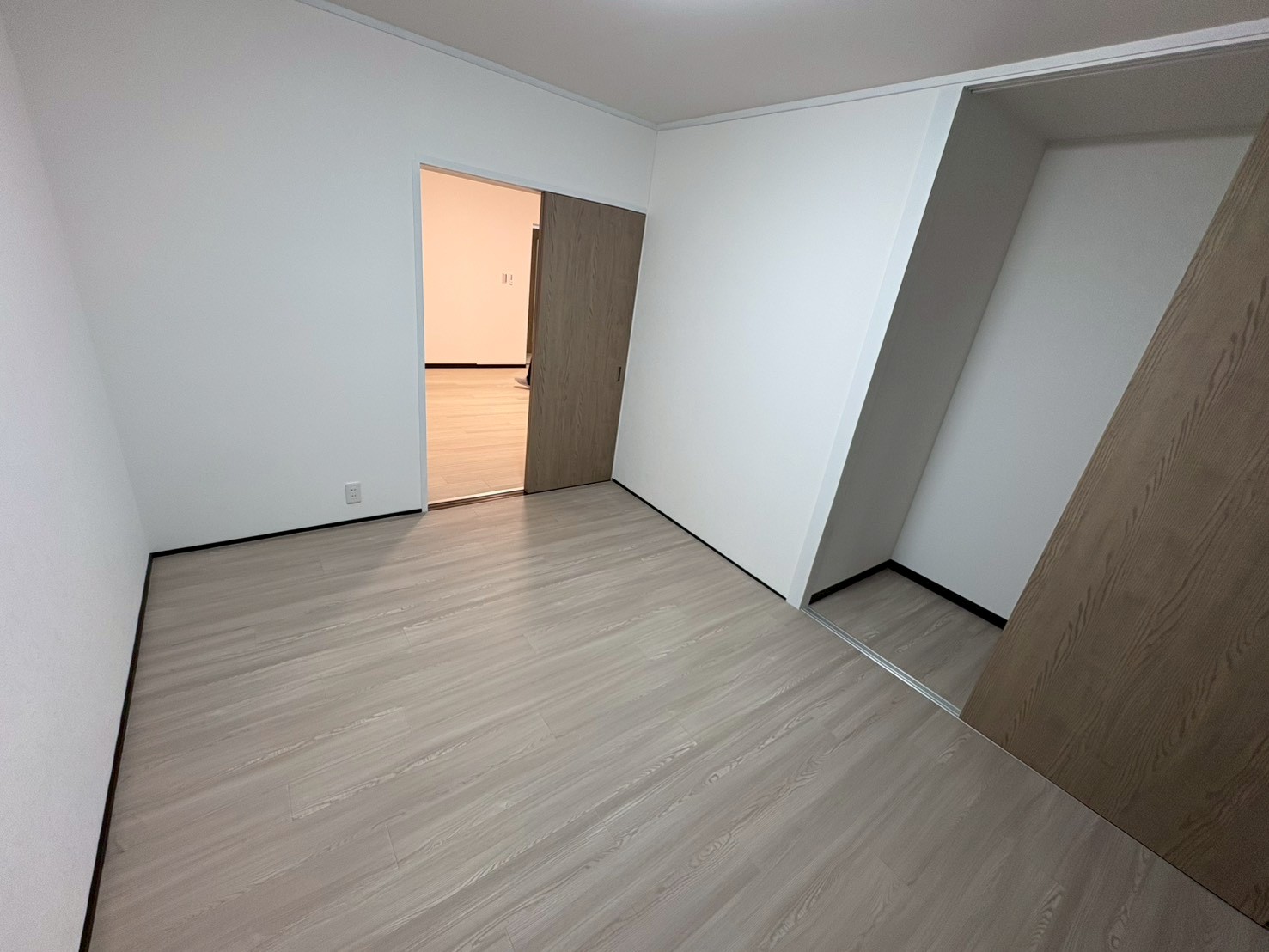 クローゼット収納を備えた、シンプルで使い勝手の良い洋室の内装。